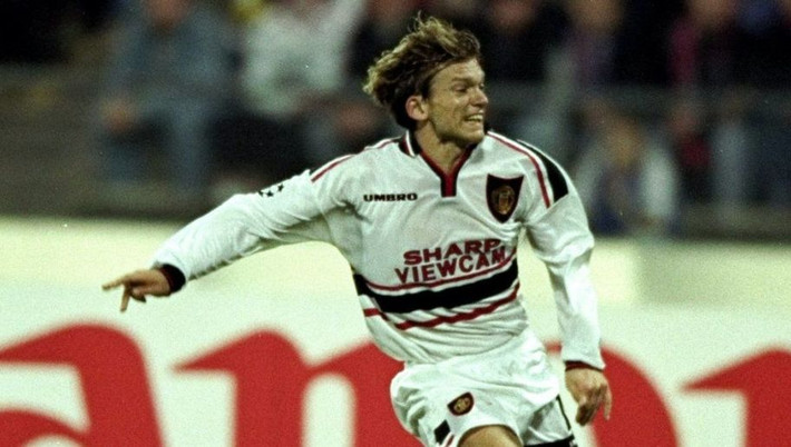 Jesper Blomqvist, cái tên khó đọc như số phận của cầu thủ này ở Old Trafford vậy. Ngôi sao người Thụy Điển chỉ chơi tốt trong mùa đầu khoác áo Man United. Anh thậm chí còn là nhân vật trong màn lội ngược dòng kinh điển năm 1999 trước Bayern Munich. Tuy vậy ở các mùa sau đó, Jesper Blomqvist dần bị lãng quên và trôi dạt đến vô số các bến đỗ vô danh.