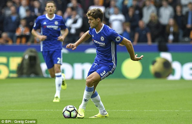 Ở Chelsea, Marcos Alonso chứng tỏ bản thân là một cầu thủ rất toàn diện, giúp các đồng đội trong tấn công đồng thời cũng đảm bảo khả năng bọc lót và phòng ngự. Ảnh: Goal.com