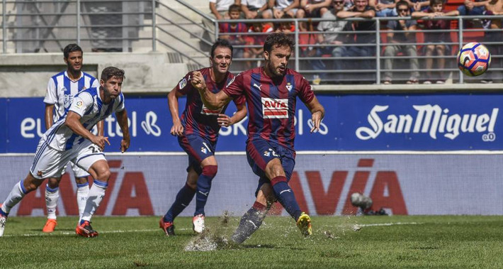 Mùa này, Leon chuyển đến Eibar theo dạng chuyển nhượng tự do và thi đấu rất hay. Trung bình mỗi hiệp đấu, anh tạo ra một cơ hội ăn bàn rõ rệt cho đồng đội. Ảnh: Goal.com