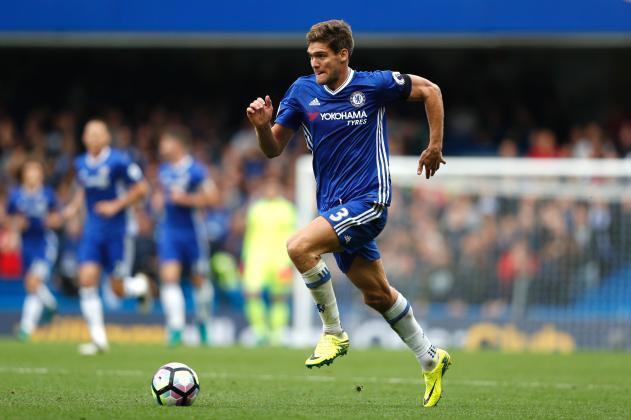 Marcos Alonso là hậu vệ trẻ từng được Real Madrid rất kỳ vọng. Tuy nhiên trong tình thế đất chật người đông ở sân Bernabeu, hậu vệ người Tây Ban Nha buộc phải ra đi và điểm đến của anh là Chelsea. Tại nước Anh, Marcos Alonso được xếp đá tiền vệ cánh trái trong đội hình 3-4-3 và phát huy hiệu quả tối đa. Ảnh: Goal.com