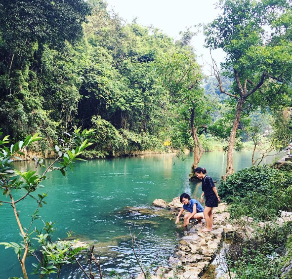 Tuy là một di tích lịch sử, thế nhưng Pác Bó lại có một phong cảnh vô cùng nên thơ với dòng suối Lê Nin 4 mùa xanh ngắt cùng những đặc sản núi rừng khiến những bước chân của các dân phượt muốn dừng lại nghỉ ngơi. Ảnh:@zunglt04
