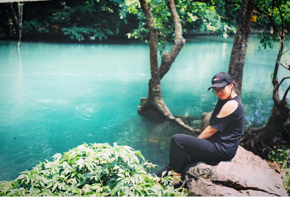 Với màu xanh ngọc bích trong lành của con suối, bên trên là ngọn núi Các Mác hùng vĩ, không gian này có thể trở thành background cực kỳ ảo diệu với những tín đồ mê chụp ảnh. Ảnh:@whiterose2996