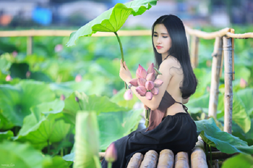Được biết với lợi thế ngoại hình cùng khuôn mặt xinh đẹp, Minh Hồng nhận được nhiều lời mời làm mẫu ảnh, diễn viên.