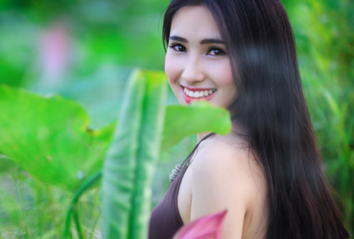 Với tiêu chí chớp lấy những khoảnh khắc tuyệt đẹp của hoa sen đầu mùa và lưu giữ nét thanh xuân của mình, nữ sinh đến từ Bắc Giang đã cộng tác cùng nhiếp ảnh gia kì cựu Thanh Tâm thực hiện một bộ ảnh sen đặc sắc.