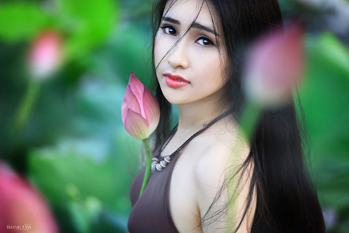 Vừa qua, trên mạng xã hội, các thành viên đã liên tục chia sẻ và không tiếc lời khen dành cho bộ ảnh cô gái mộc mạc trong chiếc áo yếm bên hoa sen