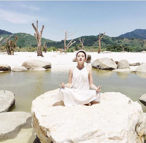 Á hậu Huyền My đã có những phút giây thư giãn khi ngồi thiền giữa không gian tiên cảnh của khu du lịch sinh thái M'Đrăk. Ảnh sử dụng trong bài: Hoàng Alex.