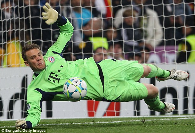 Đứng trong top 3 người gác đền xuất sắc nhất thế kỷ 21 đó là Manuel Neuer (Bayern Munich). Chính thủ môn này đã làm nên những năm tháng thành công của CLB Bayern Munich trên đấu trường quốc nội cũng như tại châu Âu. Còn với ĐT Đức, chính sự nhạy bén của thủ thành này đã giúp "cỗ xe tăng" lên đỉnh tại World Cup 2014 tại Brazil.