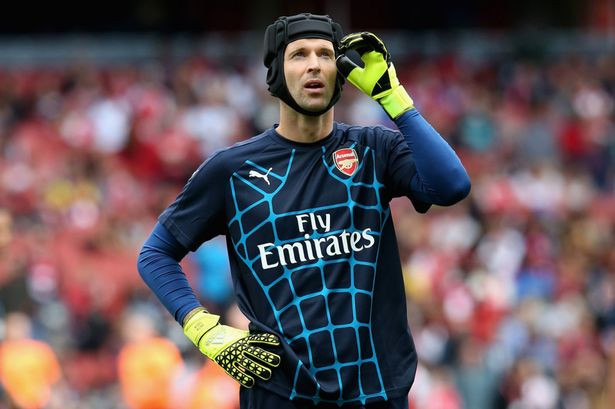 Đứng thứ 5 trong danh sách do Worlds Top Ten đưa ra đó là Petr Cech (Arsenal).