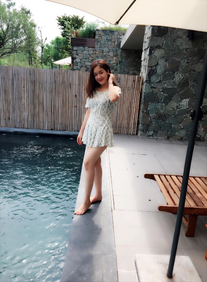 Ngoài công việc đứng lớp, Thủy Tiên còn tập tành kinh doanh và hiện đang là bà chủ của một cửa hàng làm đẹp tại Hà Nội.