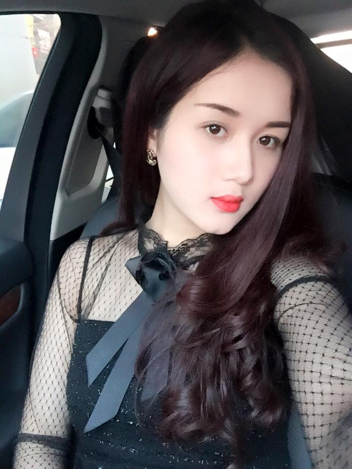 Sở hữu thân hình nuột nà cùng một khuôn mặt chẳng kém cạnh gì người mẫu hay diễn viên, cô giảng viên xinh đẹp tuổi Thân khiến nhiều người phải ngơ ngác ngắm nhìn.