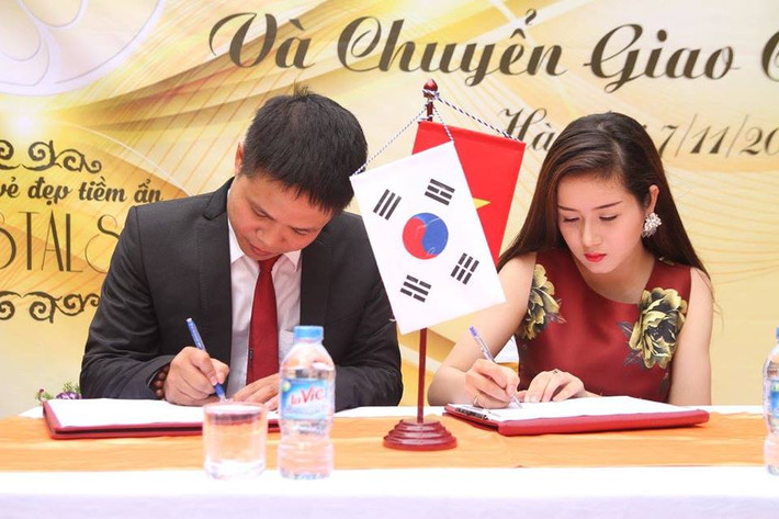 Thủy Tiên trong lễ ký hợp tác chuyển giao công nghệ làm đẹp cùng với đối tác Hàn Quốc.
