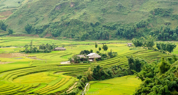 Cảnh mặt trời chiếu rọi khắp núi rừng Tây Bắc mang vẻ đẹp khó tả khiến bạn cảm thấy choáng ngợp, và càng thêm yêu mến nơi đây.