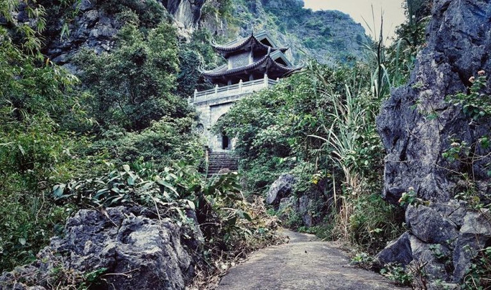 Theo tương truyền, Động Am Tiên là nơi vua Đinh Tiên Hoàng từng nuôi hổ báo, xây pháp trường, đồng thời có ngôi chùa Thái hậu Dương Vân Nga tu hành cuối đời.