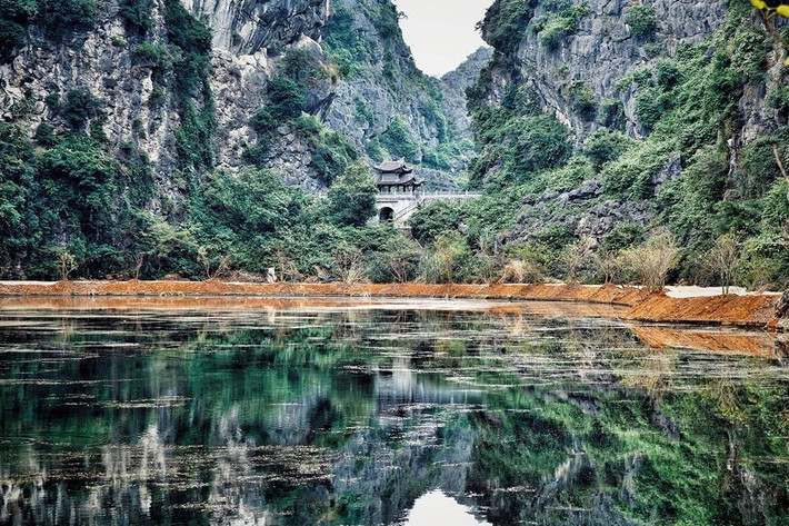 Thời gian gần đây, dân phượt Việt truyền tai nhau một địa điểm có biệt danh "Tuyệt tình cốc" của Việt Nam có vẻ đẹp chẳng thua kém gì những khu sơn trang nổi tiếng trong phim kiếm hiệp Trung Quốc từng hút hồn rất nhiều NHM.