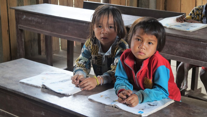 “Dân trí người dân trong bản thấp, số dân lại ít, họ lấy lẫn anh em họ hàng của mình. Hôn nhân cận huyết là một trong những nguyên nhân chính khiến trẻ em sinh ra mang những khiếm khuyết cơ thể”, thầy Nguyễn Ngọc Phương - phó hiệu trưởng trường tiểu học số 2 Thượng Trạch - cho biết.