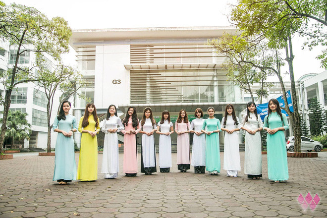 Trường Đại học Xây dựng nổi tiếng là nhiều nam giới và mọi người nghĩ tới những bài tập nơi công trường đầy khói bụi. Thế nhưng ít ai ngờ rằng, ngôi trường này lại sở hữu rất nhiều những mỹ nhân xinh đẹp tựa tiên giáng trần.
