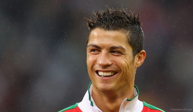 Thời trang tóc của Cris Ronaldo thay đổi chóng mặt khiến nhiều người bất ngờ.