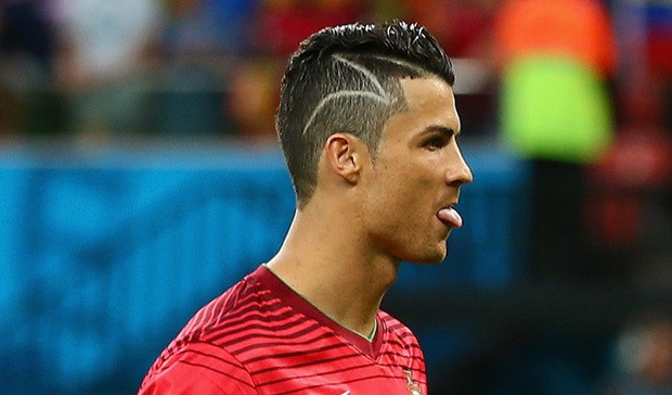 Tại World Cup 2014 trên đất Brazil, CR7 trình diễn mẫu tóc khá lạ mắt với những họa tiết hoa văn trên đầu.
