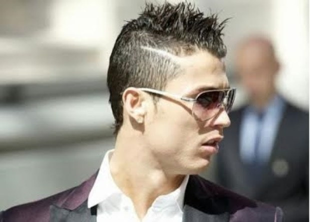 Từ ngày rời bỏ Man United, Cris Ronaldo có bước chuyển mình lớn trong thời trang tóc của mình. Cầu thủ này đã cắt tóc thật ngắn và vuốt keo dựng ngược, điểm thêm là một số hoạt tiết cạo hai bên mai.