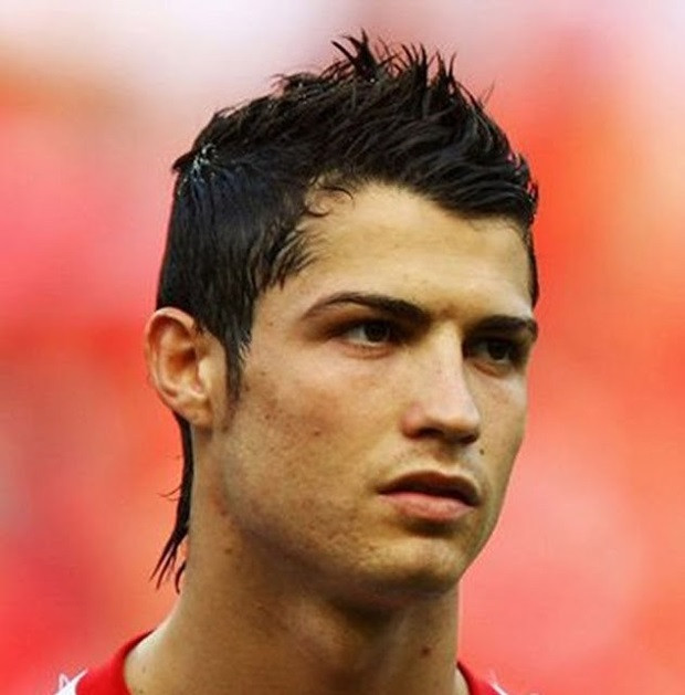 Cris Ronaldo giữa kiểu tóc này khi cùng ĐT Bồ Đào Nha tham dự VCK World Cup 2010.