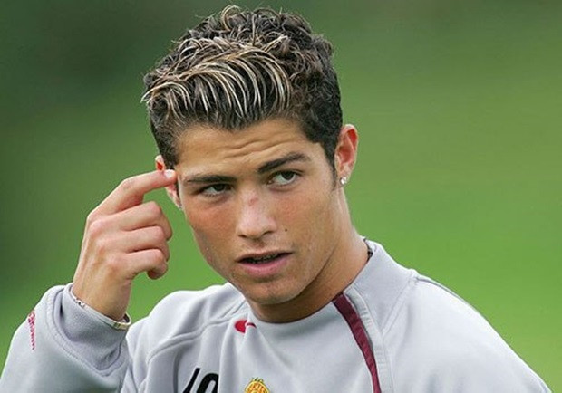 Siêu sao Cris Ronaldo thường được NHM gọi với tên thân mật là Rô "điệu" bởi mỗi khi xuất hiện, chàng cầu thủ người Bồ Đào Nha này thường xuyên có những kiểu tóc vô cùng bắt mắt.