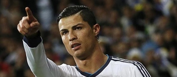 Chán với việc tóc dựng "trẻ trâu", cựu ngôi sao của Man United đã để tóc theo kiểu under cut lịch lãm và quý phái.