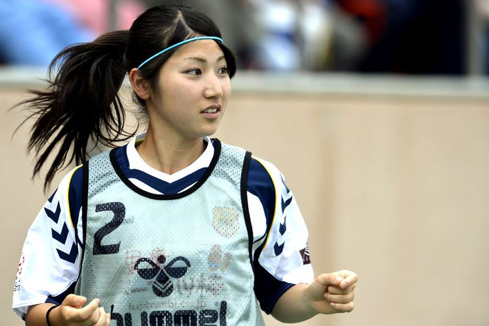 Sở hữu chiều cao khá khiêm tốn (161 cm) nhưng khi bước vào trận đấu, Ayu Nakada luôn khiến hàng thủ đối phương lo ngại bởi những tình huống xử lí bóng nhanh nhẹn, cùng lối chơi không ngại va chạm.