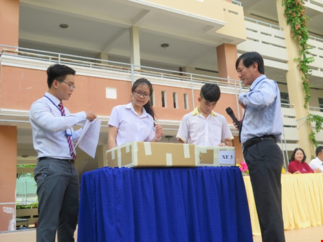 Đại diện thí sinh dự thi vào lớp 10 kiểm tra thùng đựng đề thi.
