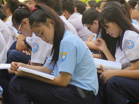 Ghi nhận tại các điểm thi Trường THPT Phú Nhuận, không khí rất nghiêm túc, các thí sinh (TS) có mặt từ rất sớm và tranh thủ ôn bài trước khi vào dự thi tuyển sinh lớp 10.