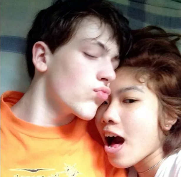 Những câu chuyện tình đũa lệch không còn xa lạ gì với cộng đồng mạng thời gian qua. Thế nhưng, tình yêu đẹp như cổ tích của chàng Âu và nàng Á mới đây đã tạo nên rất nhiều bất ngờ và nhận được sự quan tâm và chia sẻ của cộng đồng mạng ở khắp các quốc gia.