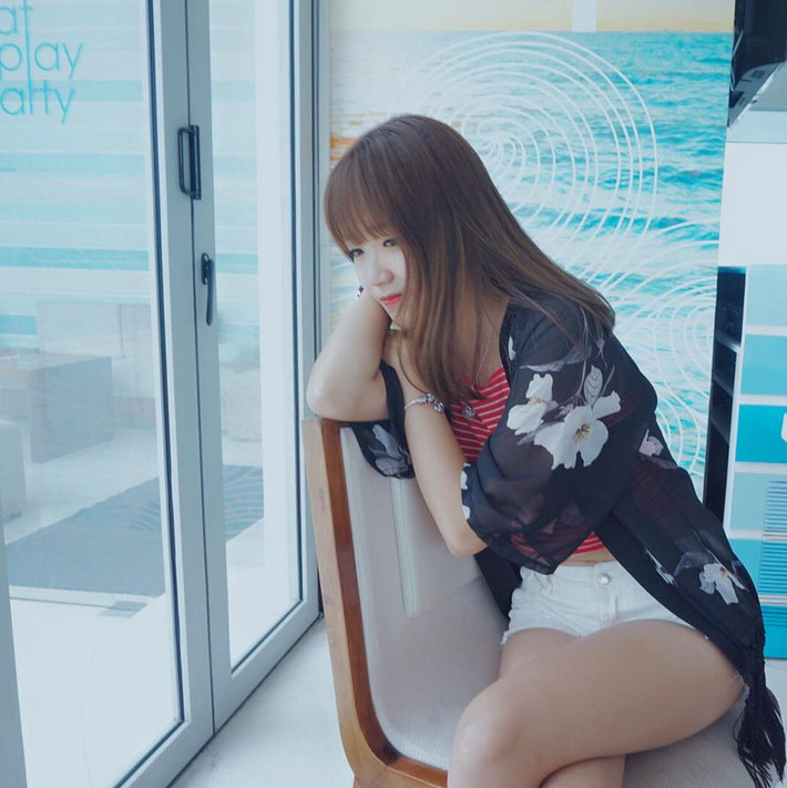 Bạn bè trong trường thường gọi Minh Tâm với cái tên là "hot girl mặt mộc" bởi cô nàng sở hữu làn da trắng tự nhiên khiến cô ít phải dùng tới mỹ phẩm mà vẫn có một khuôn mặt xinh đẹp.