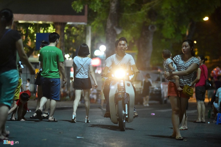 Từ khoảng 22h đến nửa đêm, khi vẫn có nhiều phụ nữ và trẻ em tung tăng dạo bộ, một số thanh niên vẫn luồn lách, không đội mũ bảo hiểm.