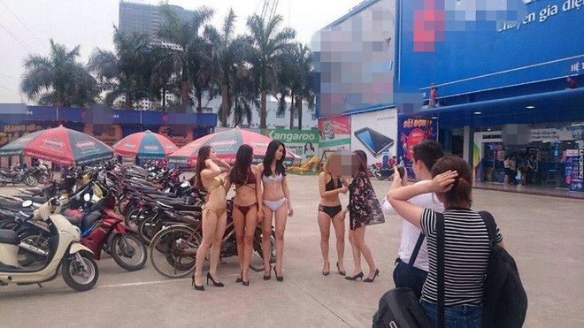 Trong những bức ảnh đó, người xem dễ dàng bắt gặp những cô nàng trong trang phục bikini đầy nóng bỏng ra chào khách từ khu vực gửi xe cho tới bên trong siêu thị điện máy để hỗ trợ khách hàng.