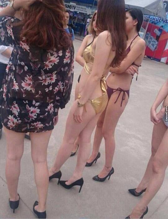 Đồng tình với ý kiến trên là thành viên Huy Nam Nguyen: "Sử dụng người mẫu mặc bikini bán điều hòa là chiêu thức quá độc, thế nhưng nhìn lại thuần phong mỹ tục thì nó quá phản cảm. Đúng là dùng mọi trò để bán được hàng, câu được khách, bất chấp tất cả".