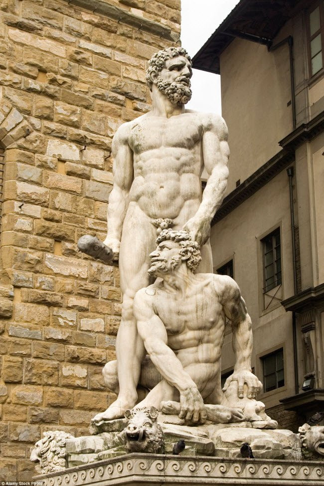Tượng thần Hercules và Cacus ở Florence, Italia.