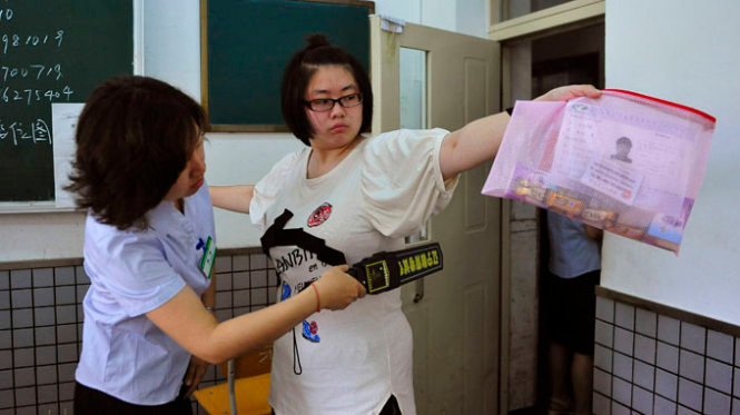 Máy rà soát an ninh được các thầy cô giáo dùng để khám "tài liệu" của học sinh chẳng khác gì những nhân viên cảnh sát chuyên nghiệp.