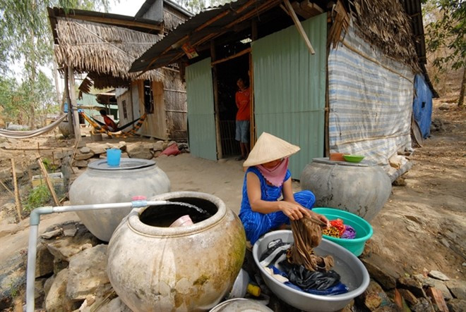 Lu chứa nước dùng sinh hoạt hàng ngày của người dân trước sân nhà.