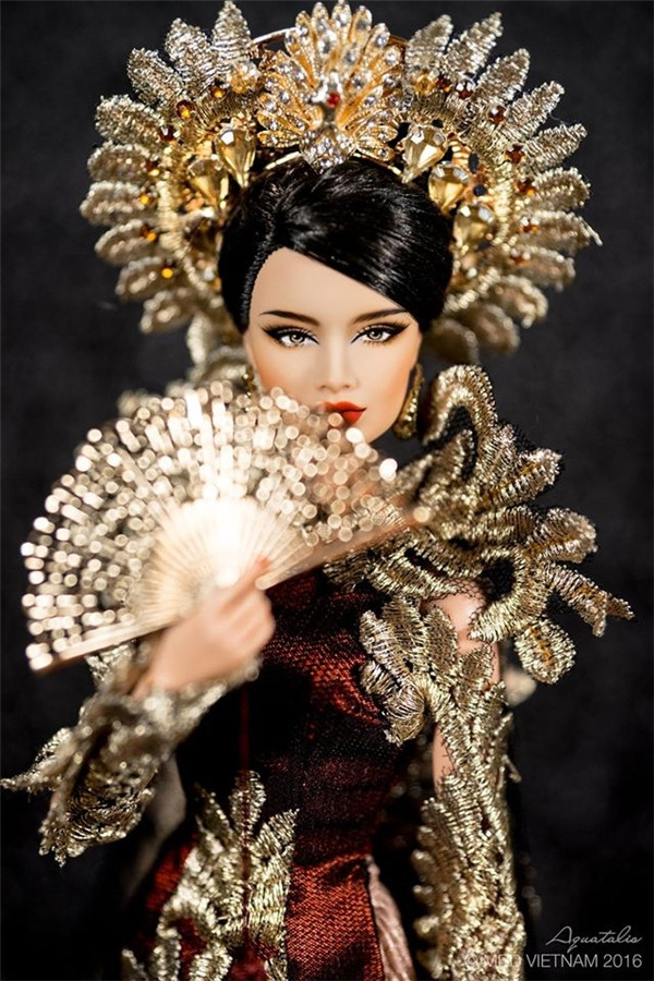 Chiếc áo dài của đại diện Việt Nam tại Hoa hậu Búp bê Thế giới 2016 có tên gọi “Khổng tước vọng nguyệt”, lấy ý tưởng từ vẻ đẹp của chim công soi mình dưới ánh trăng vàng.
