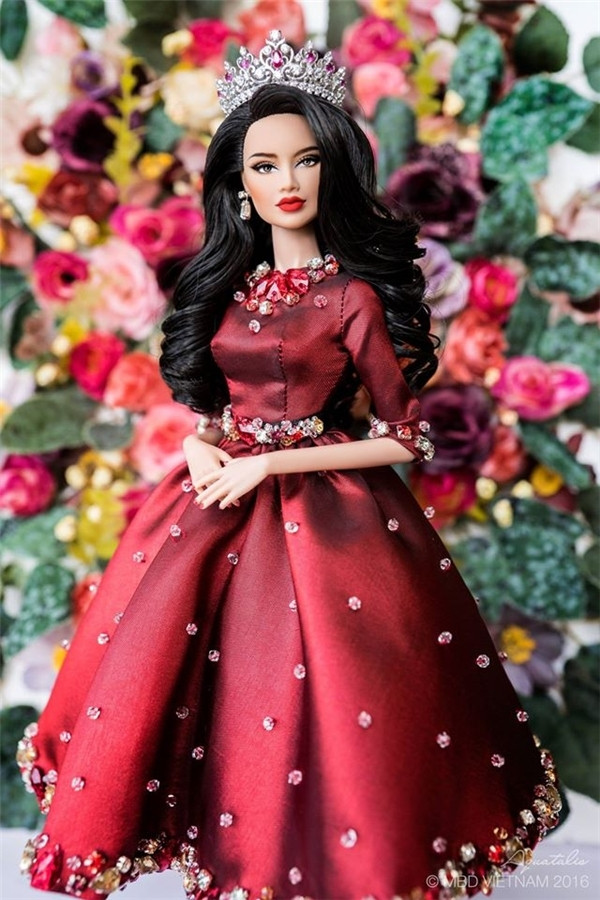Không chỉ trang phục, tạo hình của cô búp bê mang tên Đặng Thùy Nam có nhiều nét tương đồng với Phạm Hương.