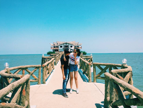 Vừa qua, trên nhiều trang mạng xã hội dành cho dân phượt, các thành viên đã chia sẻ về một địa điểm du lịch với điểm nhấn là cây cầu tình yêu lãng mạn khiến nhiều cặp đôi sôi sục tìm đến. Ảnh:@_ngnhga.