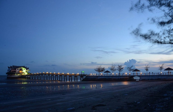 Đặc biệt, ngay cạnh khu nghỉ dưỡng còn là bãi biển 30/4 nổi tiếng, với làn nước mát lành, những rặng phi lao rì rào trước gió. Ảnh: Pe Hau.