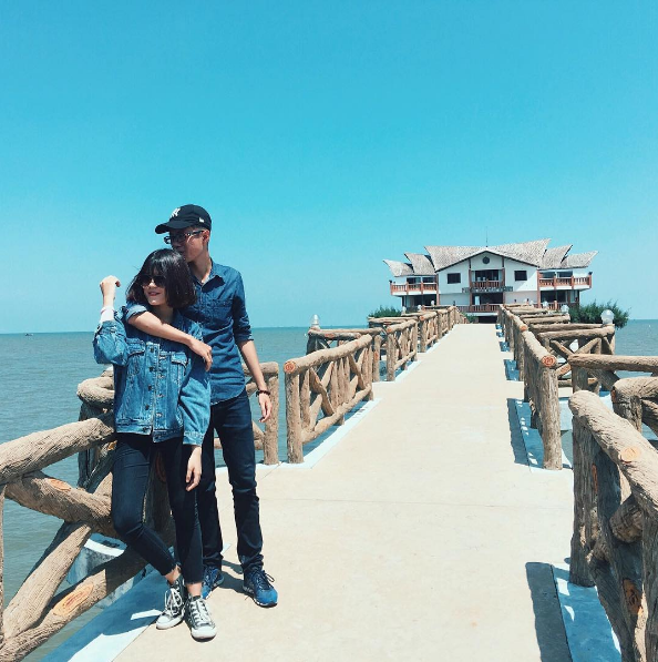 Cây cầu tình yêu được các bạn trẻ nhắc đến vừa qua có tên Cầu Nam Hải thuộc địa bàn khu du lịch sinh thái Cần Giờ. Nơi đây vốn được coi là ốc đảo xanh với những cánh rừng ngập mặn đẹp nhất Đông Nam Á. Ảnh:@huongtra_