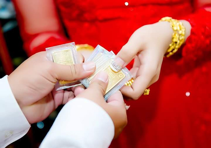 Mới đây, người dùng Facebook H.N.D đã cho đăng tải những hình ảnh ghi lại được tại các đám cưới ở miền Tây, nơi mà cô dâu với đồ trang sức được phủ kín các cánh tay, ngón tay và cổ. Kèm theo đó là món quà hồi môn trao tay bằng cả một gia tài.
