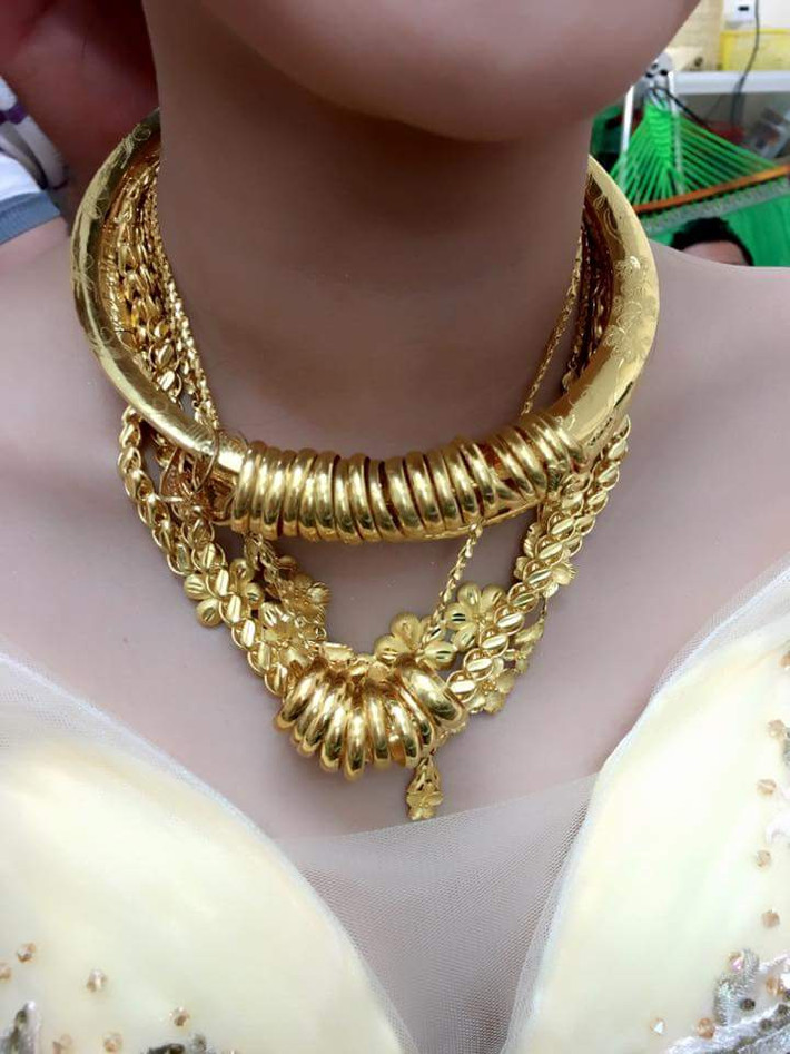 Dây chuyền, kiềng, nhẫn khiến cô dâu tại đám cưới miền tây mệt mỏi đeo trên cổ.
