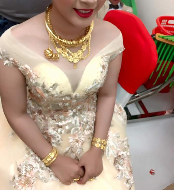 Trên trang cá nhân của mình, H.N.D tiết lộ rằng đây là một đám cưới ở tỉnh Cà Mau và cô thành viên này chỉ đi đăng tải lại chứ hoàn toàn không phải đám cưới của cô.