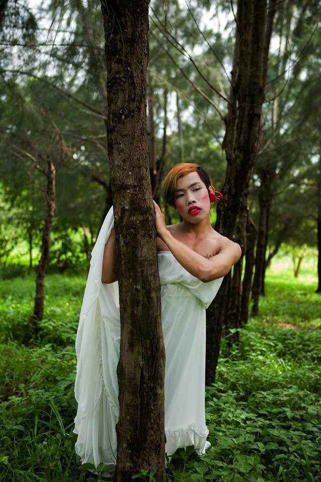 Trước đó, Tùng Sơn từng nhận được sự quan tâm đặc biệt của dân mạng nhờ hàng loạt các clip khóc người yêu với khuôn mặt xấu xí, phong cách ăn mặc dị hợm cùng các bức ảnh "tự sướng" không giống ai.