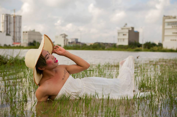 ... "ngả ngốn" trên đồng cỏ khiến nhiều người phải lắc đầu ngao ngán. Ảnh sử dụng trong bài: Fanpage nhân vật.