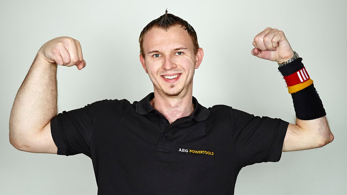 Nhìn Matthias Schlitte không khác là mấy so với nhân vật hoạt hình Popeye.