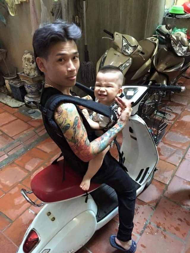 Hai bố con của gia đình chơi bời nhất "Vịnh Bắc Bộ" đưa nhau đi làm trên chiếc xe đạp điện thời thượng.