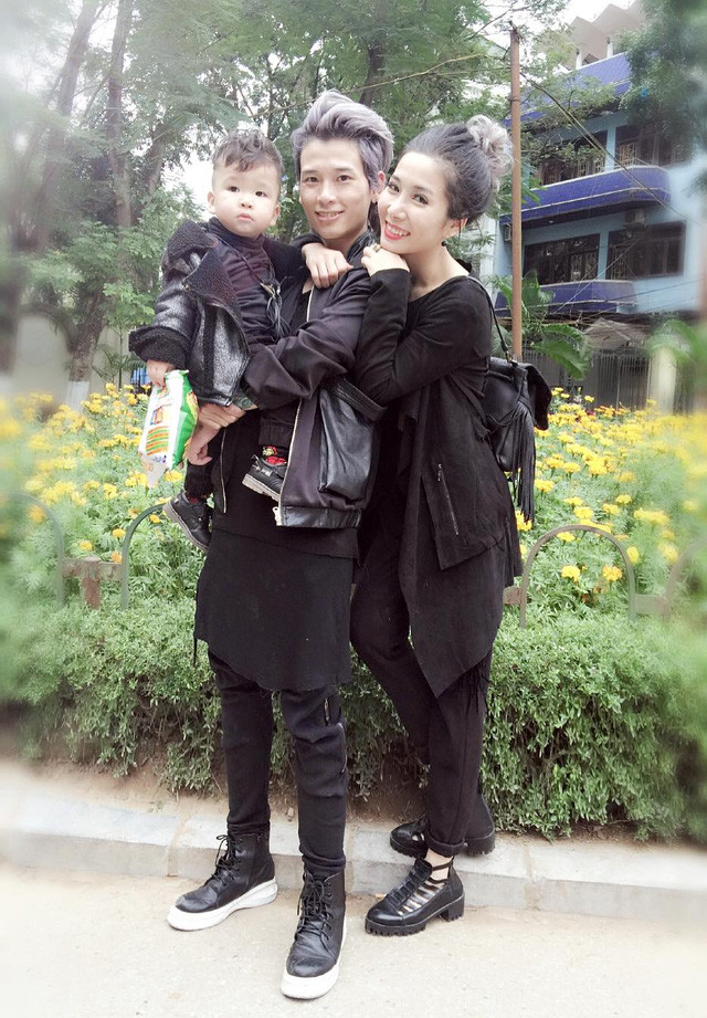 Trong gia đình phong cách này, người bố có tên là Trần Mai Tuấn sinh năm 1986 hiện là chủ tiệm cắt tóc thời trang tại Hà Nội. Còn người mẹ có tên là Đặng Hồng Nhung sinh năm 1990 là cựu sinh viên khoa thiết kế thời trang của trường Sư phạm Nghệ thuật Trung Ương.